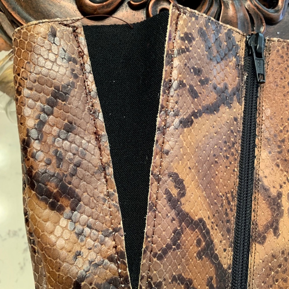 Ladies snakeskin boots! - Picture 4 of 8